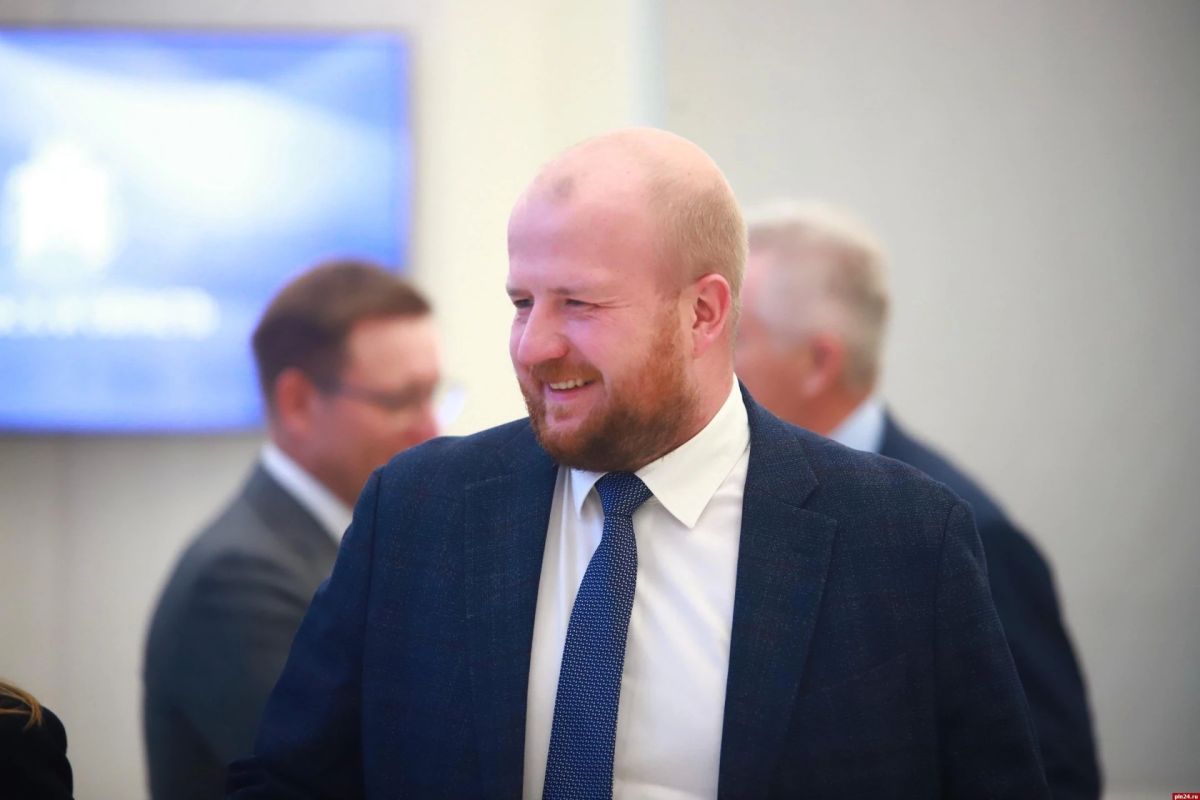 13 избранным по партийным спискам депутатов псковского ЗакСа вручили удостоверения 13 избранным по партийным спискам депутатов псковского ЗакСа вручили удостоверения