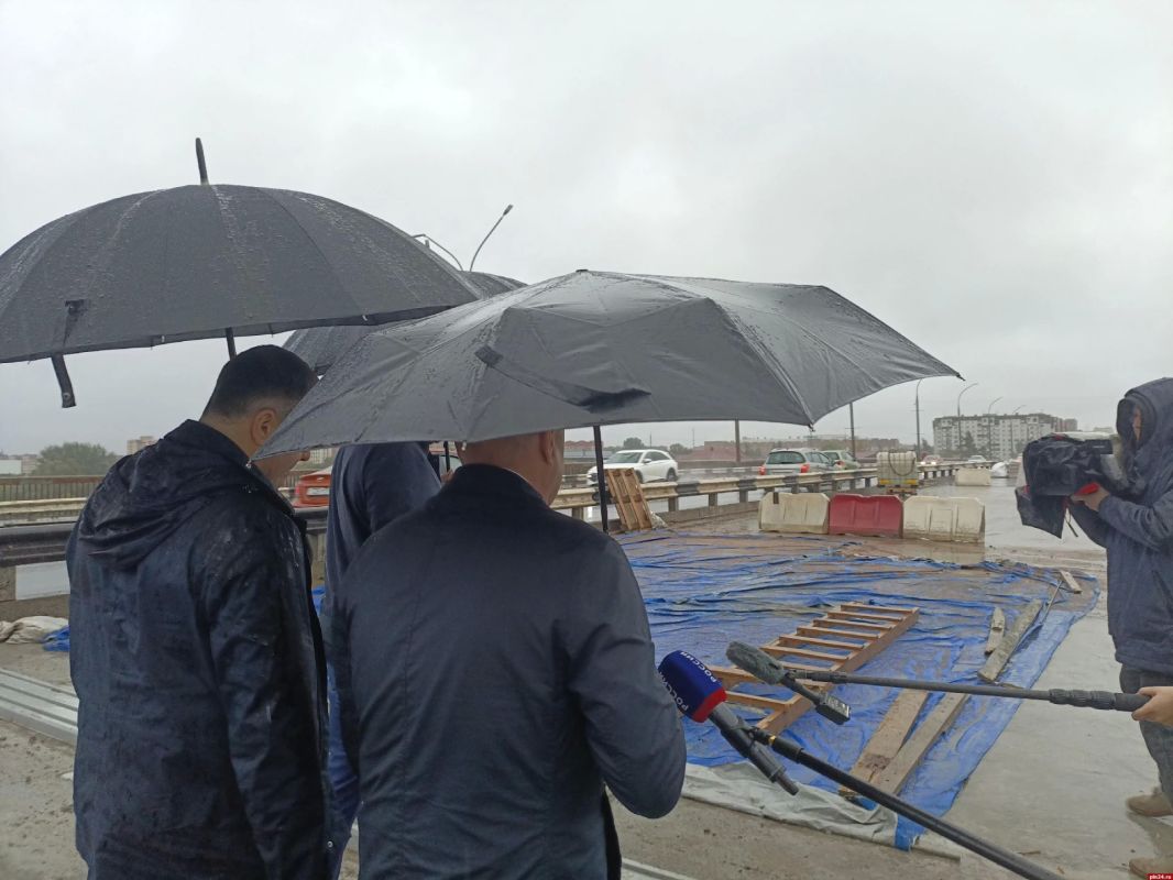 Ремонт моста Александра Невского в Пскове планируют завершить в ноябре Ремонт моста Александра Невского в Пскове планируют завершить в ноябре