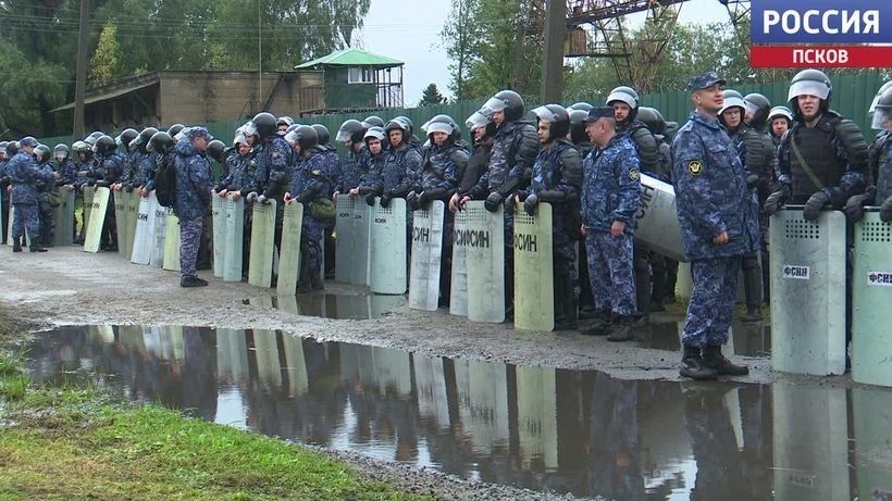 Бунт, поджог и освобождение заложников: как прошли учения учения ФСИН, Росгвардии, МВД и МЧС в псковской колонии Бунт, поджог и освобождение заложников: как прошли учения учения ФСИН, Росгвардии, МВД и МЧС в псковской колонии
