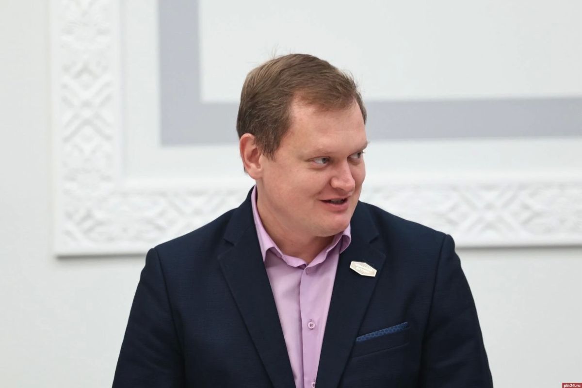 Антон Мороз и Евгений Васильев сложили полномочия депутатов Псковской гордумы Антон Мороз и Евгений Васильев сложили полномочия депутатов Псковской гордумы