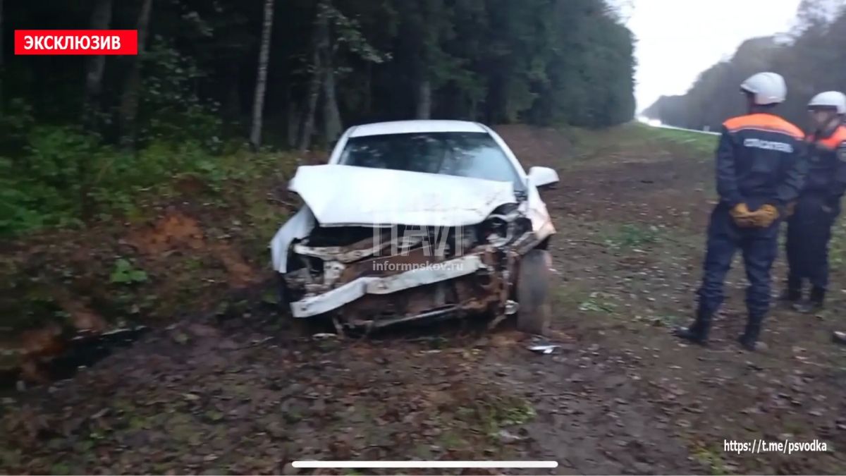 В Псковском районе, между деревнями Подборовье и Черняковицы, водитель автомобиля Opel, девушка 2006 года рождения, не справилась с управлением и допустила съезд в кювет В Псковском районе, между деревнями Подборовье и Черняковицы, водитель автомобиля Opel, девушка 2006 года рождения, не справилась с управлением и допустила съезд в кювет