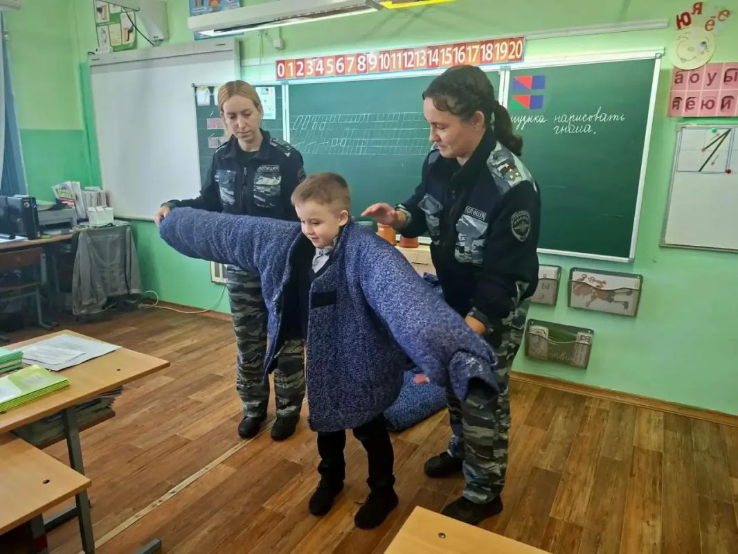 Кинологи провели урок безопасности для опочецких школьников Кинологи провели урок безопасности для опочецких школьников