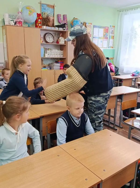 Кинологи провели урок безопасности для опочецких школьников Кинологи провели урок безопасности для опочецких школьников