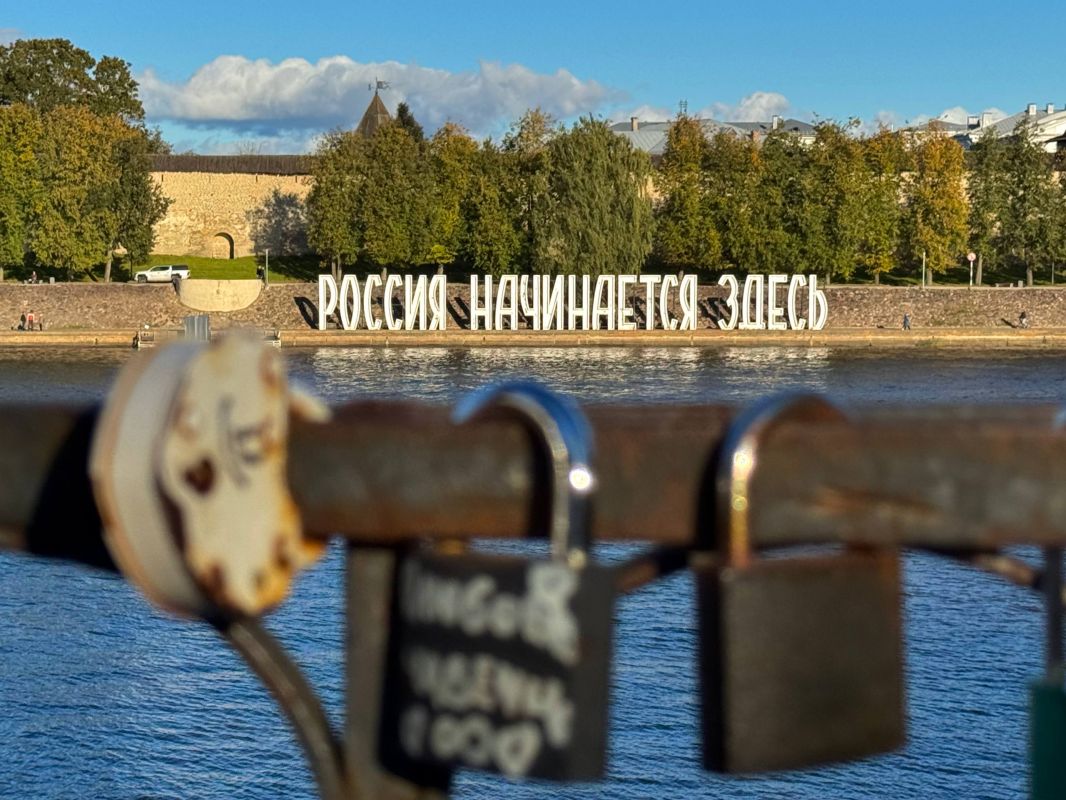 После первых заморозков и недели дождей древний город на Великой согрелся в лучах тёплого, почти летнего солнца После первых заморозков и недели дождей древний город на Великой согрелся в лучах тёплого, почти летнего солнца