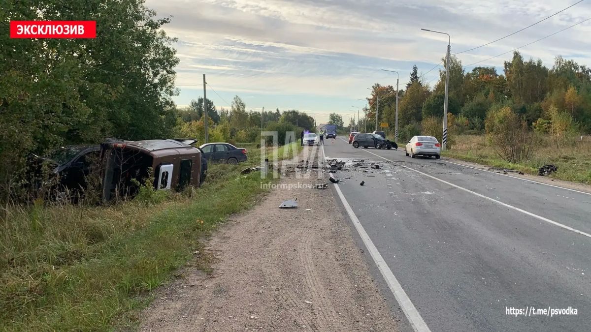 Тройное ДТП с пострадавшим произошло у деревни Логозовичи в Псковском районе Тройное ДТП с пострадавшим произошло у деревни Логозовичи в Псковском районе