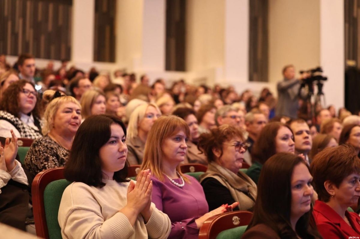 «Профессия дальнего действия»: в Пскове наградили педагогов в преддверии Дня учителя «Профессия дальнего действия»: в Пскове наградили педагогов в преддверии Дня учителя
