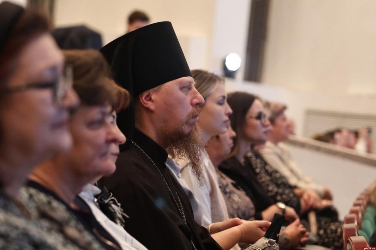 «Профессия дальнего действия»: в Пскове наградили педагогов в преддверии Дня учителя «Профессия дальнего действия»: в Пскове наградили педагогов в преддверии Дня учителя