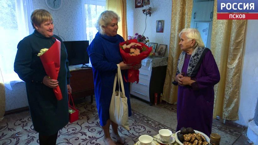 Жительницу Гдова Екатерину Иванову поздравили с 92-летием Жительницу Гдова Екатерину Иванову поздравили с 92-летием