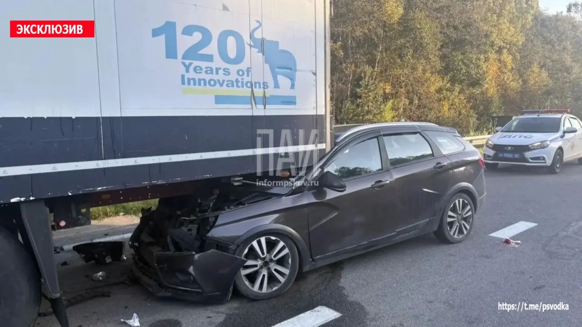 В Себежском районе, у деревни Заситино на трассе М-9 «Балтия», водитель автомобиля Lada Vesta, мужчина 1983 года рождения, совершил наезд на стоящий в колее автомобиль Volvo с прицепом Schmitz В Себежском районе, у деревни Заситино на трассе М-9 «Балтия», водитель автомобиля Lada Vesta, мужчина 1983 года рождения, совершил наезд на стоящий в колее автомобиль Volvo с прицепом Schmitz