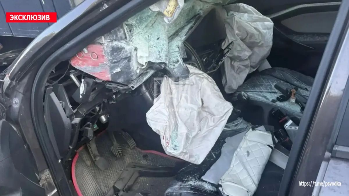 В Себежском районе, у деревни Заситино на трассе М-9 «Балтия», водитель автомобиля Lada Vesta, мужчина 1983 года рождения, совершил наезд на стоящий в колее автомобиль Volvo с прицепом Schmitz В Себежском районе, у деревни Заситино на трассе М-9 «Балтия», водитель автомобиля Lada Vesta, мужчина 1983 года рождения, совершил наезд на стоящий в колее автомобиль Volvo с прицепом Schmitz