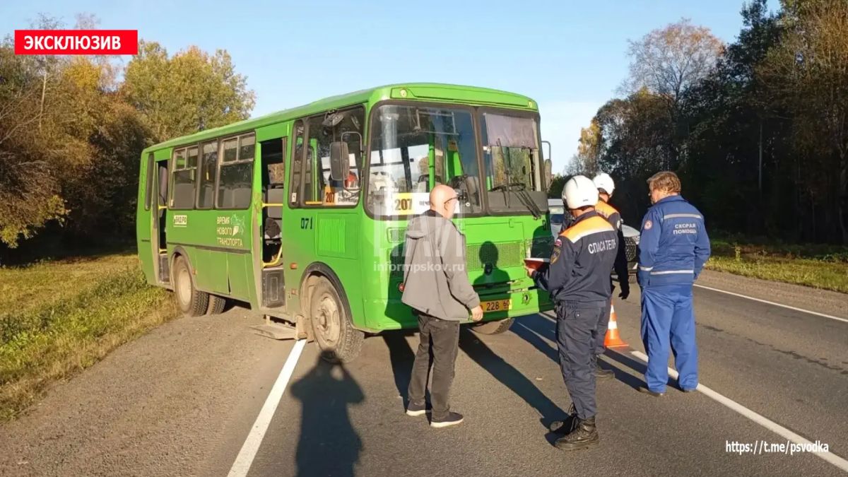 В Псковском районе, у деревни Станки, произошло столкновение автобуса ПАЗ и автомобилей ВАЗ-2115