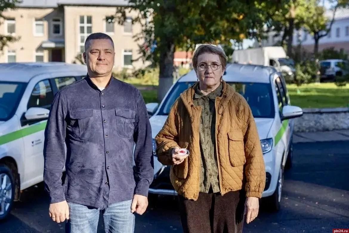 Обновление автопарка в районах: Порховская межрайонная больница получила три новых медицинских автомобиля