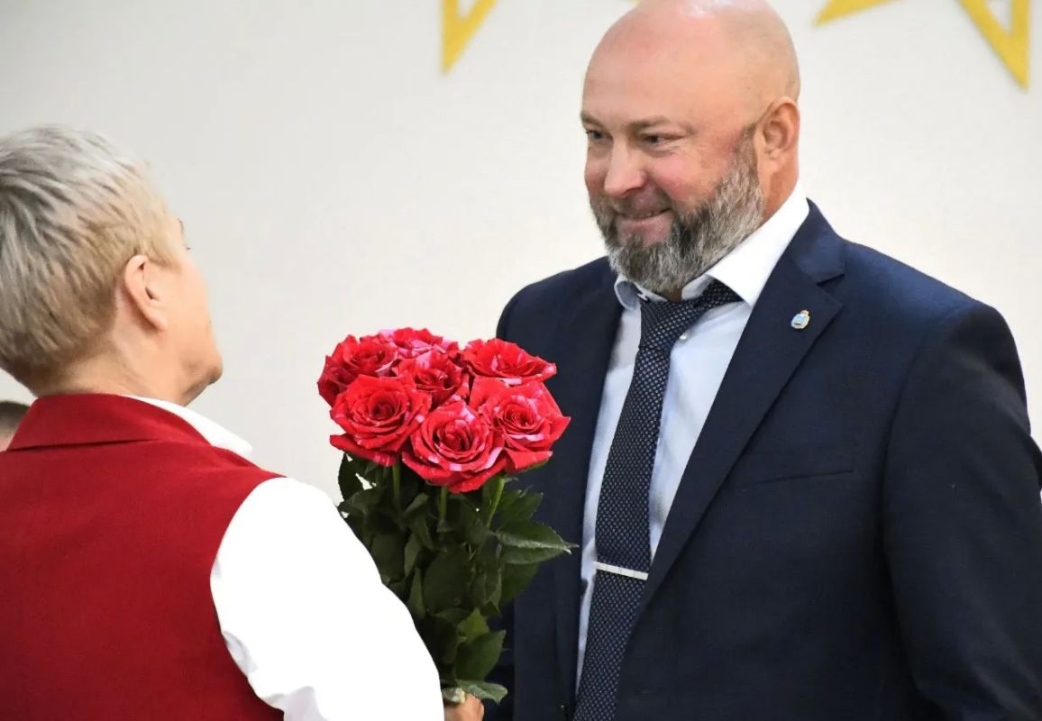 Временно исполняющий полномочия главы Пскова Станислав Стармолотов поздравил педагогов с профессиональным праздником во время визита в школу №24 имени Л. И. Малякова