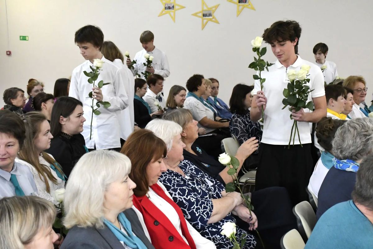 Для каждого из нас педагоги – это люди, которые с любовью, терпением и старанием вели нас через школьные годы и помогали стать теми, кем мы являемся сегодня Для каждого из нас педагоги – это люди, которые с любовью, терпением и старанием вели нас через школьные годы и помогали стать теми, кем мы являемся сегодня