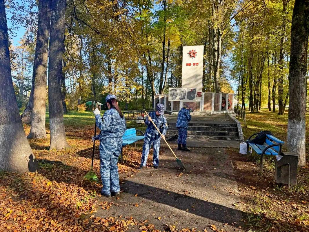 Сотрудники ИК-4 навели порядок у памятника Героям Великой Отечественной войны Сотрудники ИК-4 навели порядок у памятника Героям Великой Отечественной войны