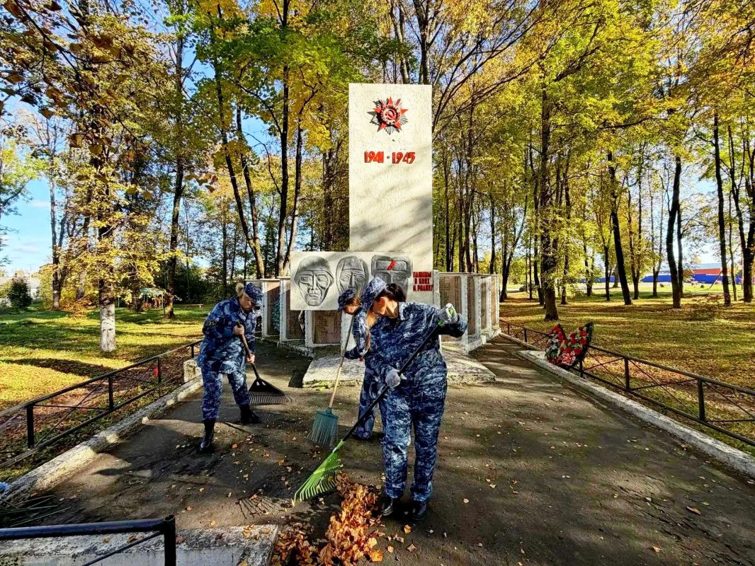 Сотрудники ИК-4 навели порядок у памятника Героям Великой Отечественной войны Сотрудники ИК-4 навели порядок у памятника Героям Великой Отечественной войны