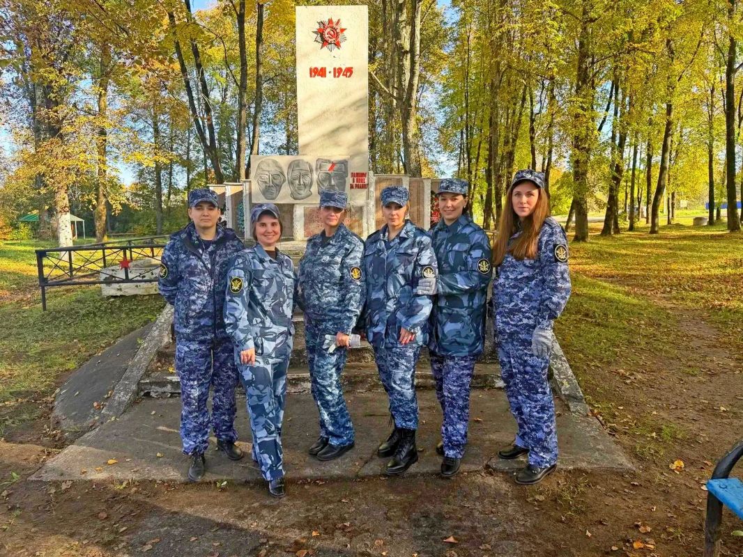 Сотрудники ИК-4 навели порядок у памятника Героям Великой Отечественной войны