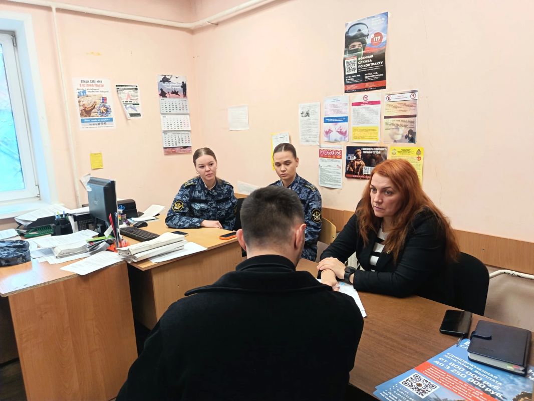 Представители юридической клиники Псковского филиала Университета ФСИН России консультируют лиц, состоящих на учете в УИИ Представители юридической клиники Псковского филиала Университета ФСИН России консультируют лиц, состоящих на учете в УИИ