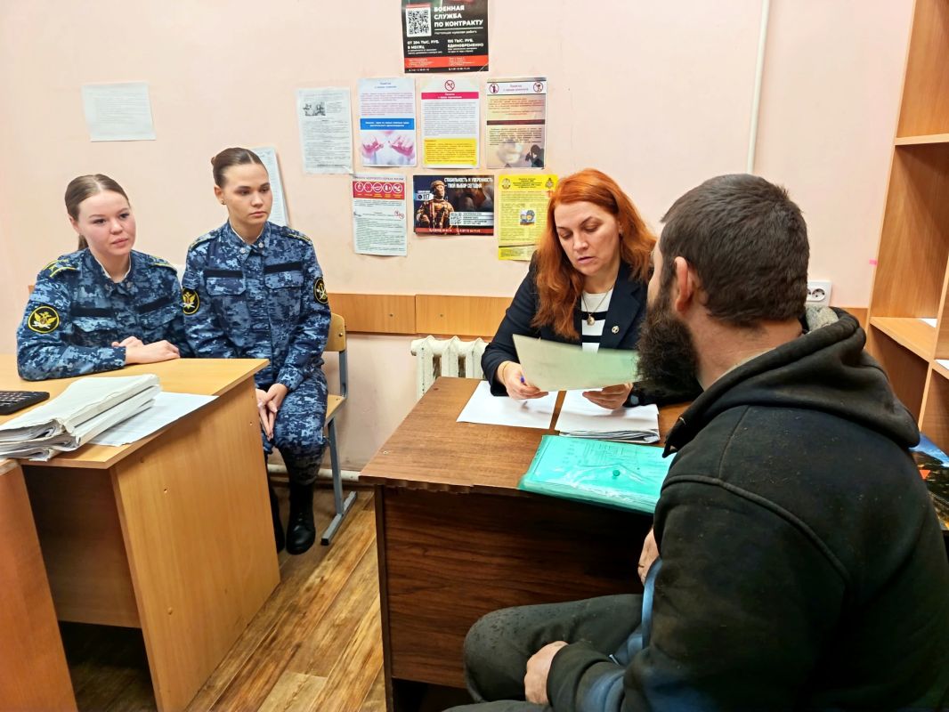 Представители юридической клиники Псковского филиала Университета ФСИН России консультируют лиц, состоящих на учете в УИИ