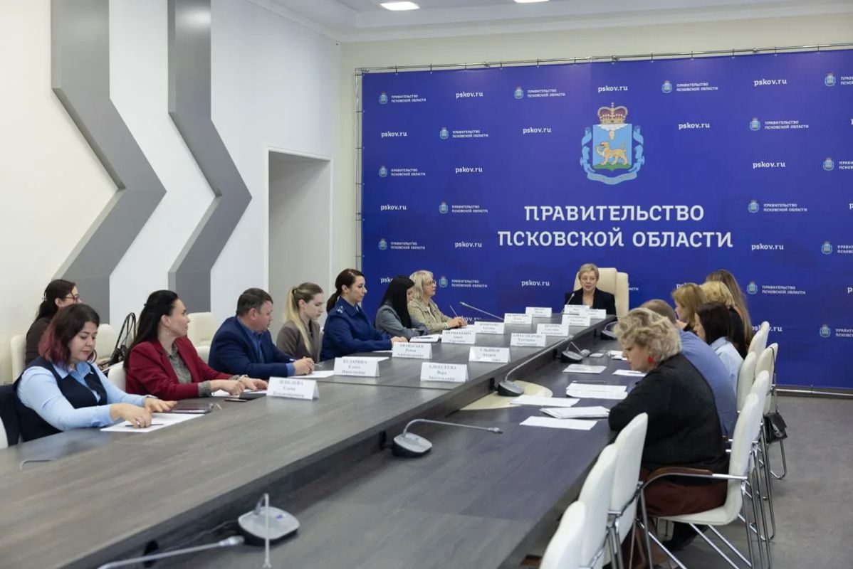 1 октября 2026 года в Правительстве Псковской области прошло заседание межведомственной комиссии по противодействию нелегальной занятости под председательством первого заместителя Губернатора Веры ЕМЕЛЬЯНОВОЙ