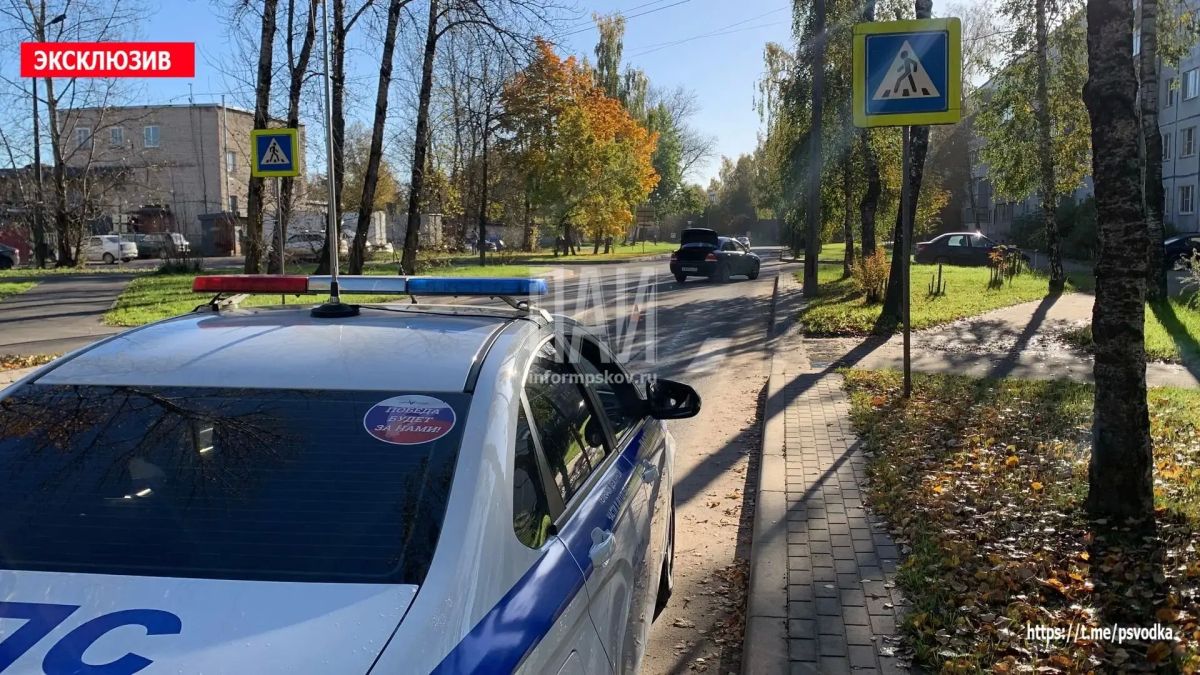 Водитель автомобиля Nissan сбил подростка на пешеходном переходе на улице Звёздной в Пскове Водитель автомобиля Nissan сбил подростка на пешеходном переходе на улице Звёздной в Пскове