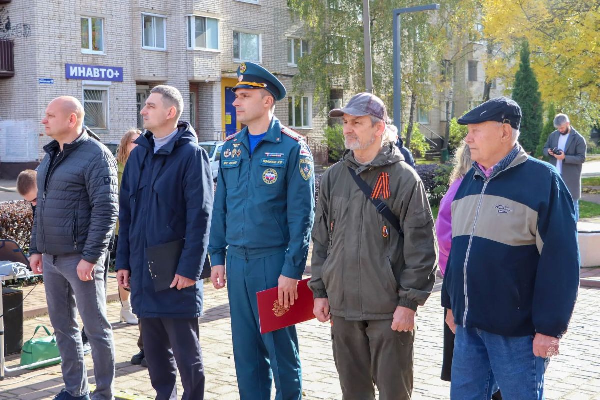 В Великих Луках появился мурал, посвященный сотрудникам МЧС России В Великих Луках появился мурал, посвященный сотрудникам МЧС России