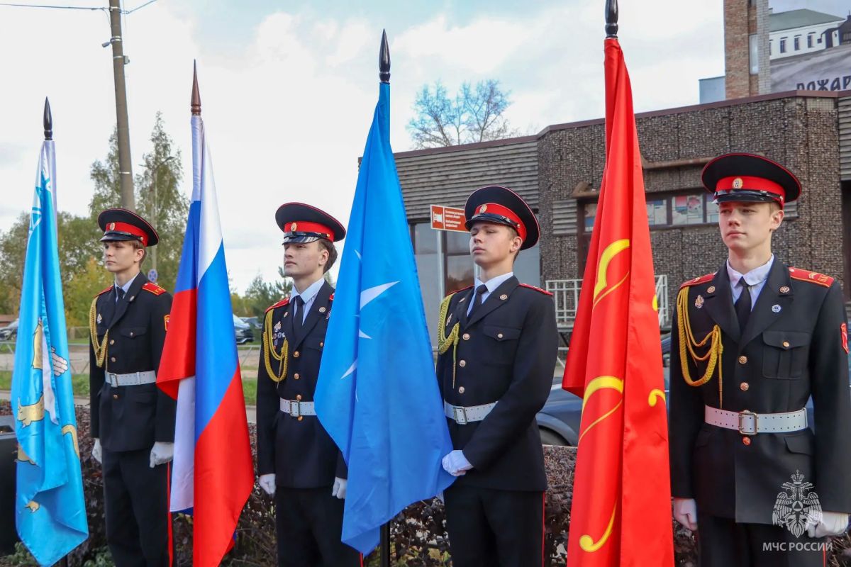 В Великих Луках появился мурал, посвященный сотрудникам МЧС России В Великих Луках появился мурал, посвященный сотрудникам МЧС России