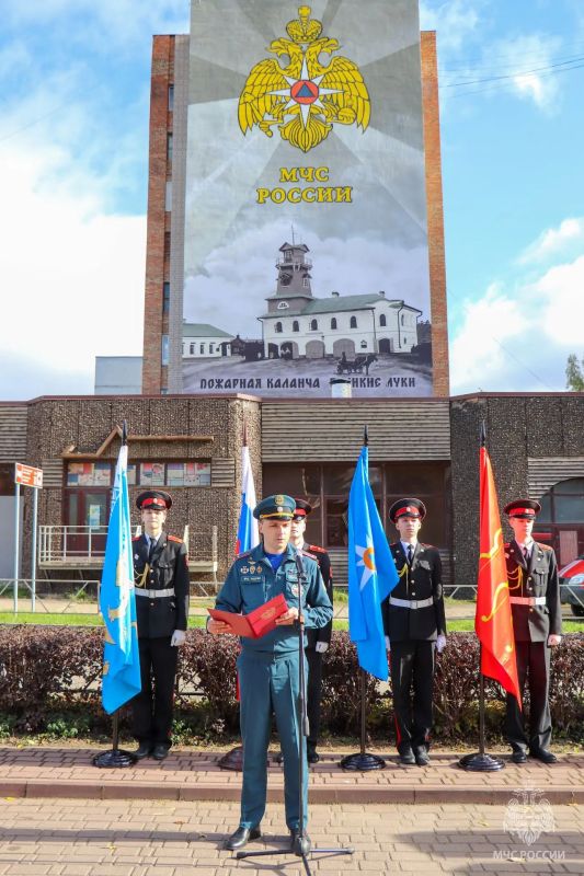 В Великих Луках появился мурал, посвященный сотрудникам МЧС России В Великих Луках появился мурал, посвященный сотрудникам МЧС России