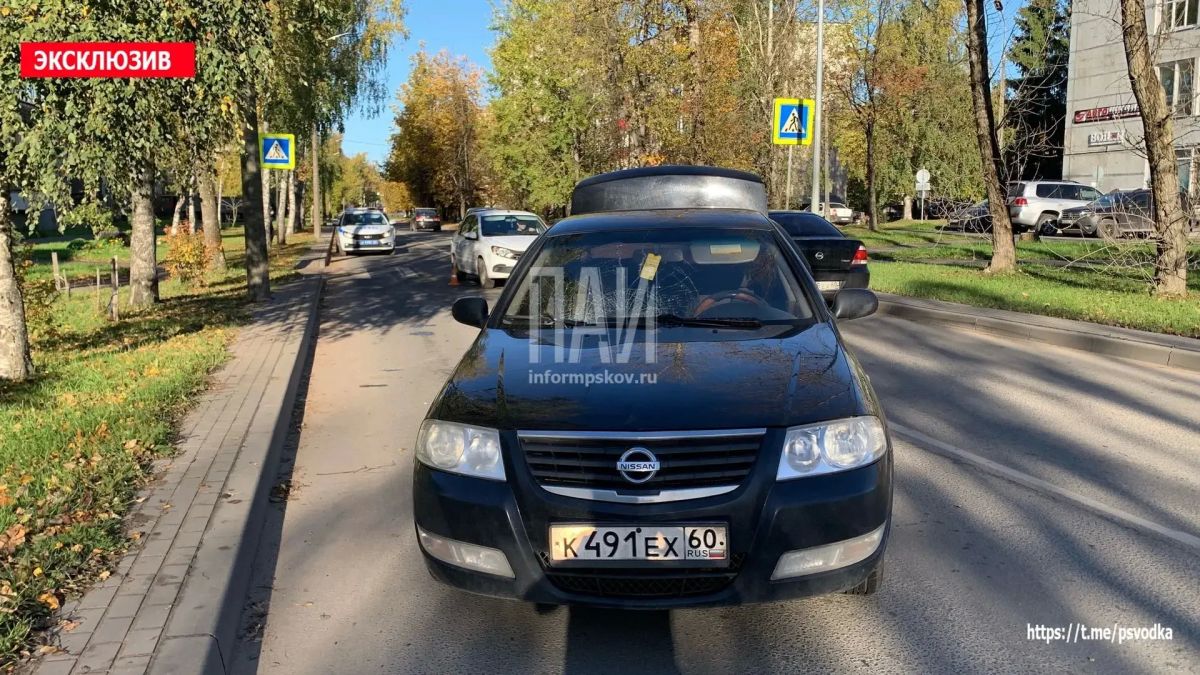 Водитель автомобиля Nissan сбил подростка на пешеходном переходе на улице Звёздной в Пскове Водитель автомобиля Nissan сбил подростка на пешеходном переходе на улице Звёздной в Пскове