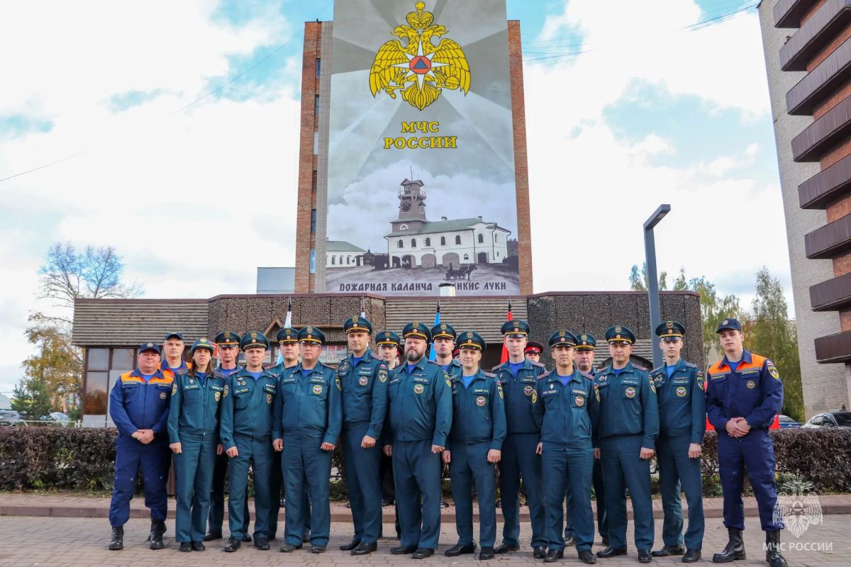 В Великих Луках появился мурал, посвященный сотрудникам МЧС России В Великих Луках появился мурал, посвященный сотрудникам МЧС России