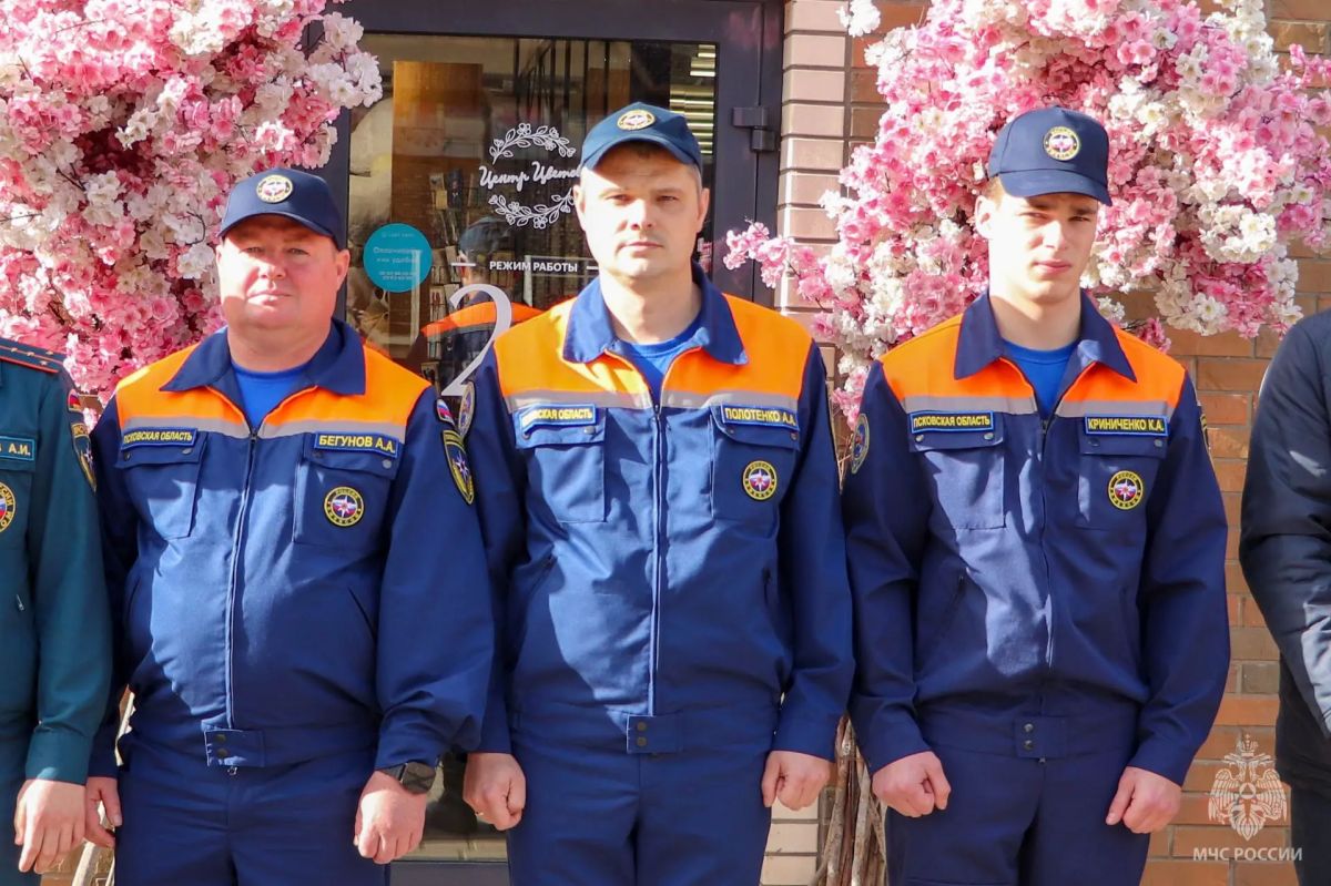 В Великих Луках появился мурал, посвященный сотрудникам МЧС России В Великих Луках появился мурал, посвященный сотрудникам МЧС России