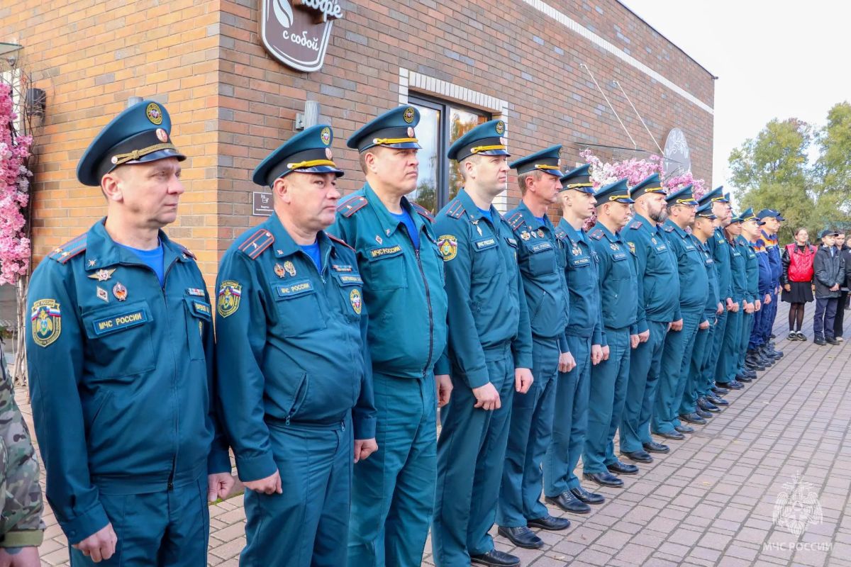 В Великих Луках появился мурал, посвященный сотрудникам МЧС России В Великих Луках появился мурал, посвященный сотрудникам МЧС России