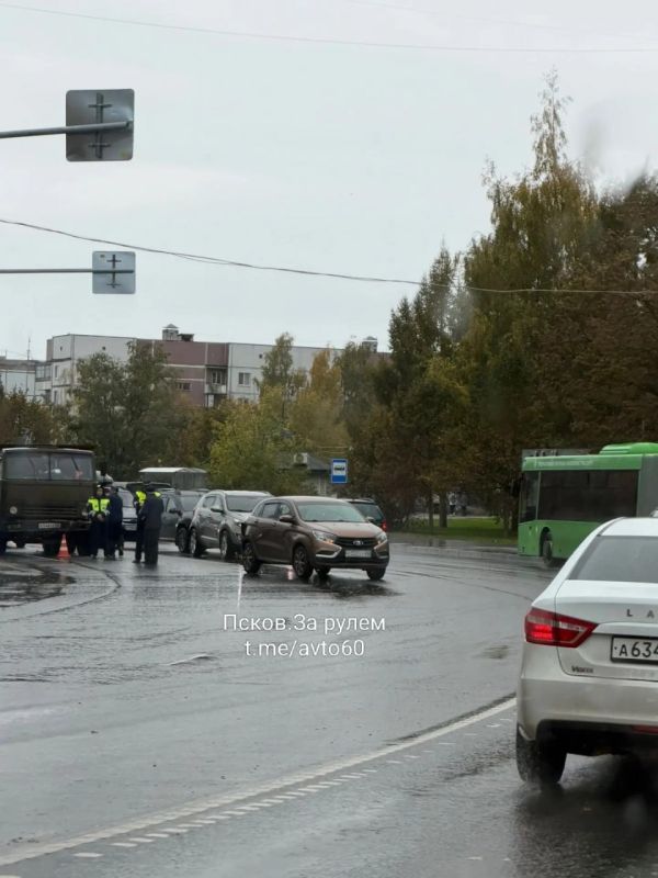 На улице Коммунальной в Пскове произошло дорожнотранспортное происшествие: грузовик КамАЗ столкнулся с автомобилем «Лада»