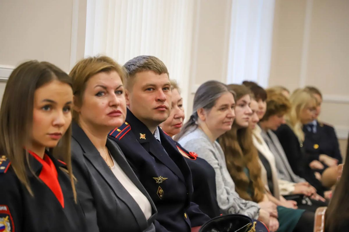Личный состав кадрового аппарата УМВД по Псковской области отмечает профессиональный праздник Личный состав кадрового аппарата УМВД по Псковской области отмечает профессиональный праздник