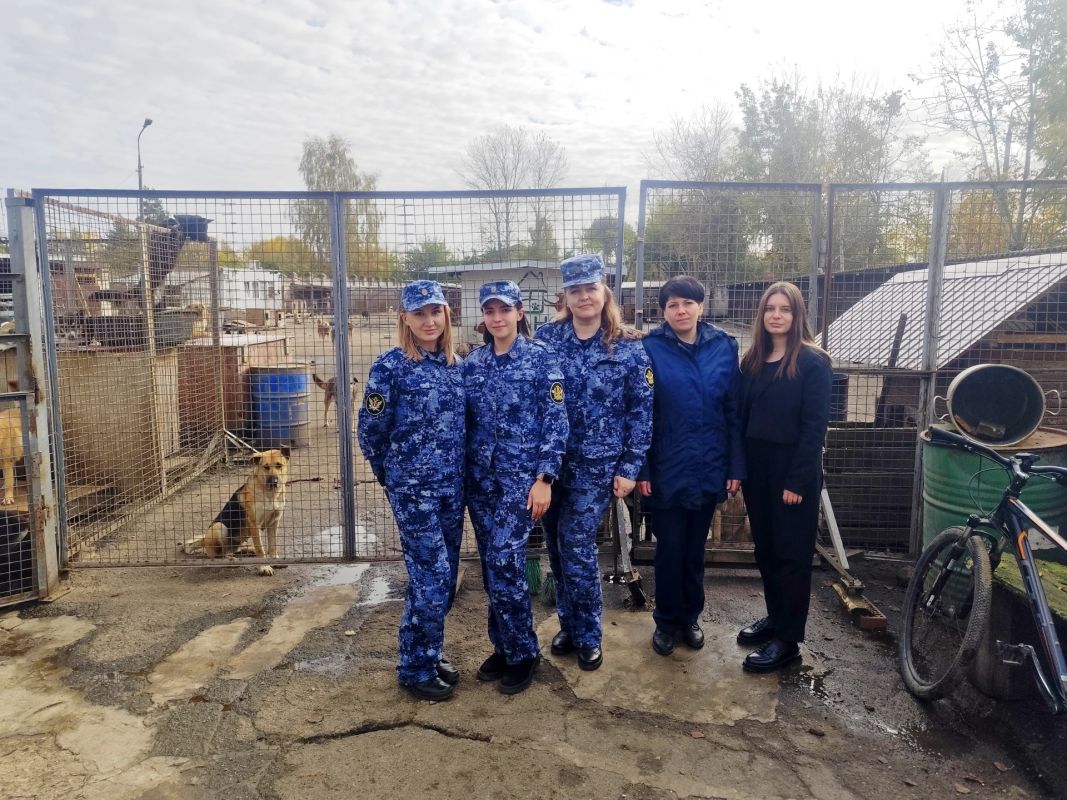 Теплые вещи и корм привезли в зооприют «Шанс» сотрудники УИИ Псковского района