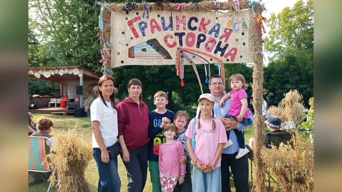 Шесть детей, флейта и волонтерство: семья из Пыталово покорила Кремль Шесть детей, флейта и волонтерство: семья из Пыталово покорила Кремль