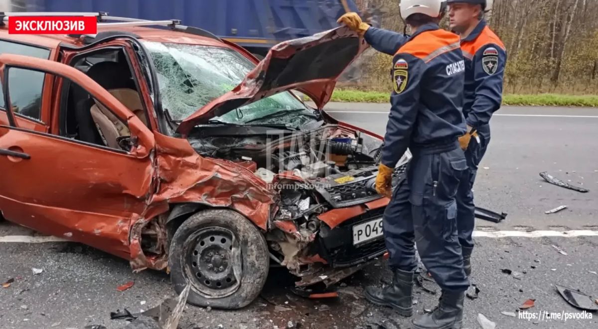 Два автомобиля столкнулись лоб в лоб на трассе Р-23 у деревни Соловьи Два автомобиля столкнулись лоб в лоб на трассе Р-23 у деревни Соловьи