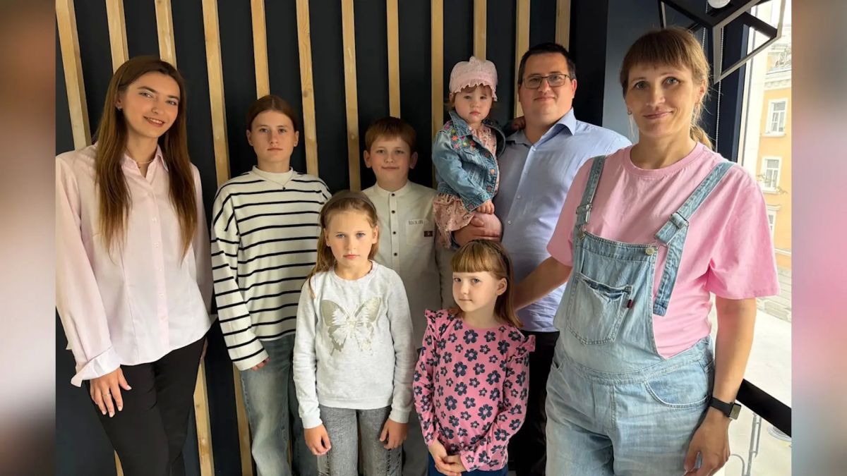 Шесть детей, флейта и волонтерство: семья из Пыталово покорила Кремль Шесть детей, флейта и волонтерство: семья из Пыталово покорила Кремль