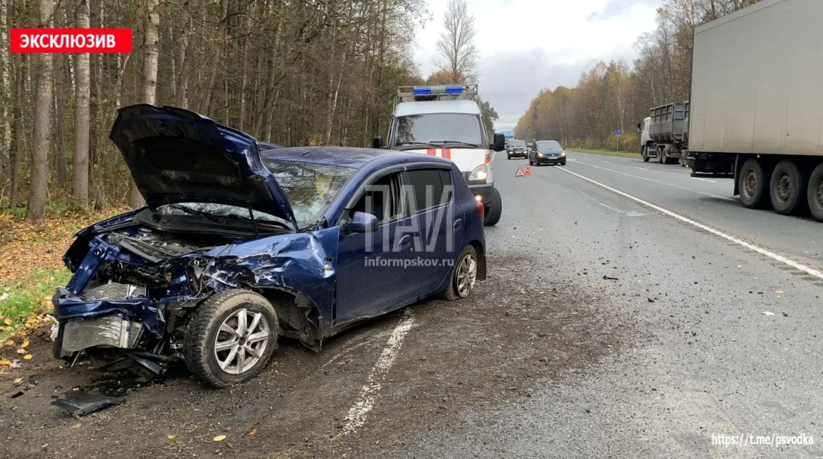 Два автомобиля столкнулись лоб в лоб на трассе Р-23 у деревни Соловьи Два автомобиля столкнулись лоб в лоб на трассе Р-23 у деревни Соловьи