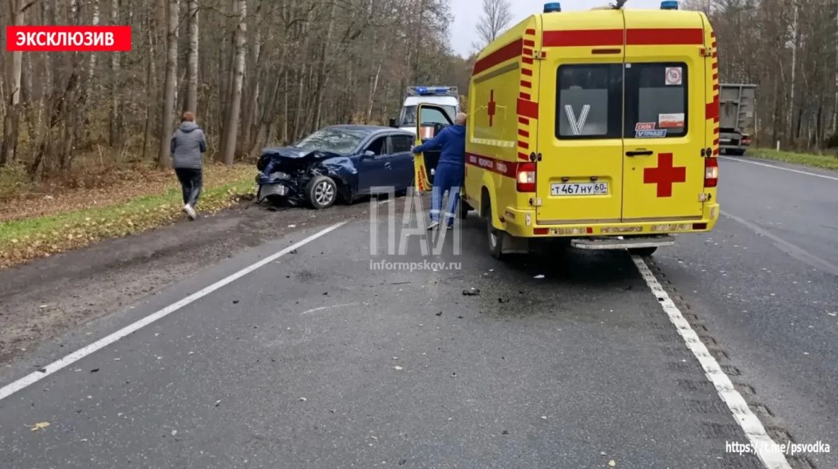 Два автомобиля столкнулись лоб в лоб на трассе Р-23 у деревни Соловьи Два автомобиля столкнулись лоб в лоб на трассе Р-23 у деревни Соловьи