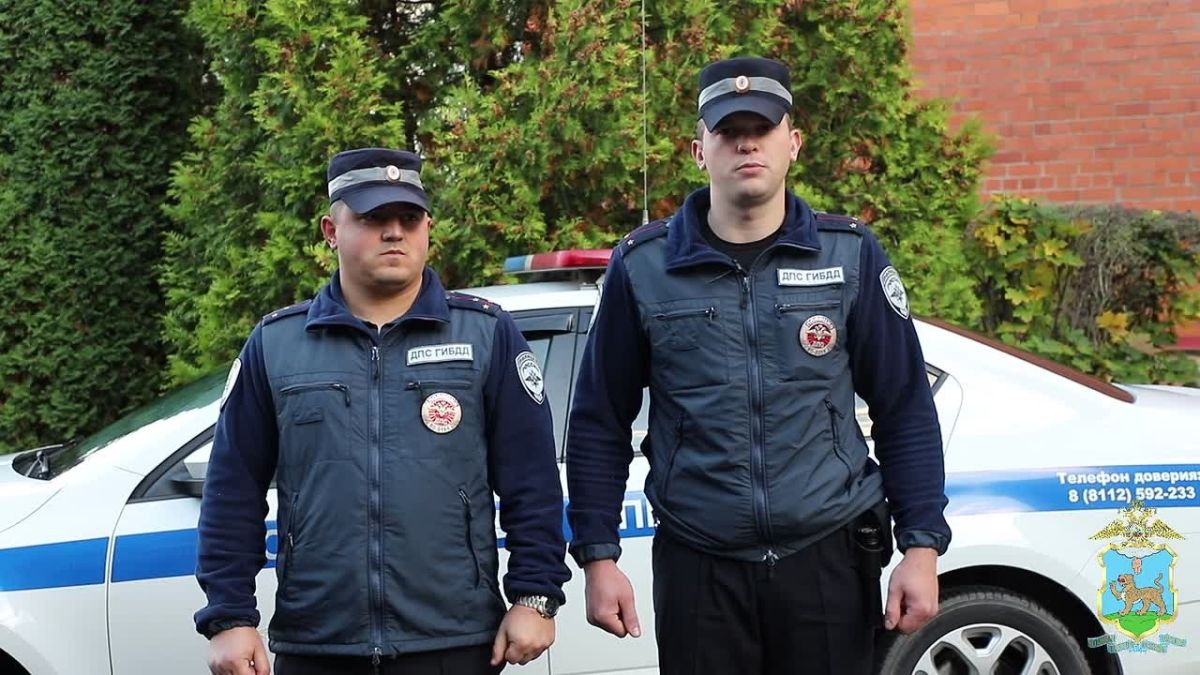 Псковские инспекторы спецроты ДПС оперативно помогли беременной женщине