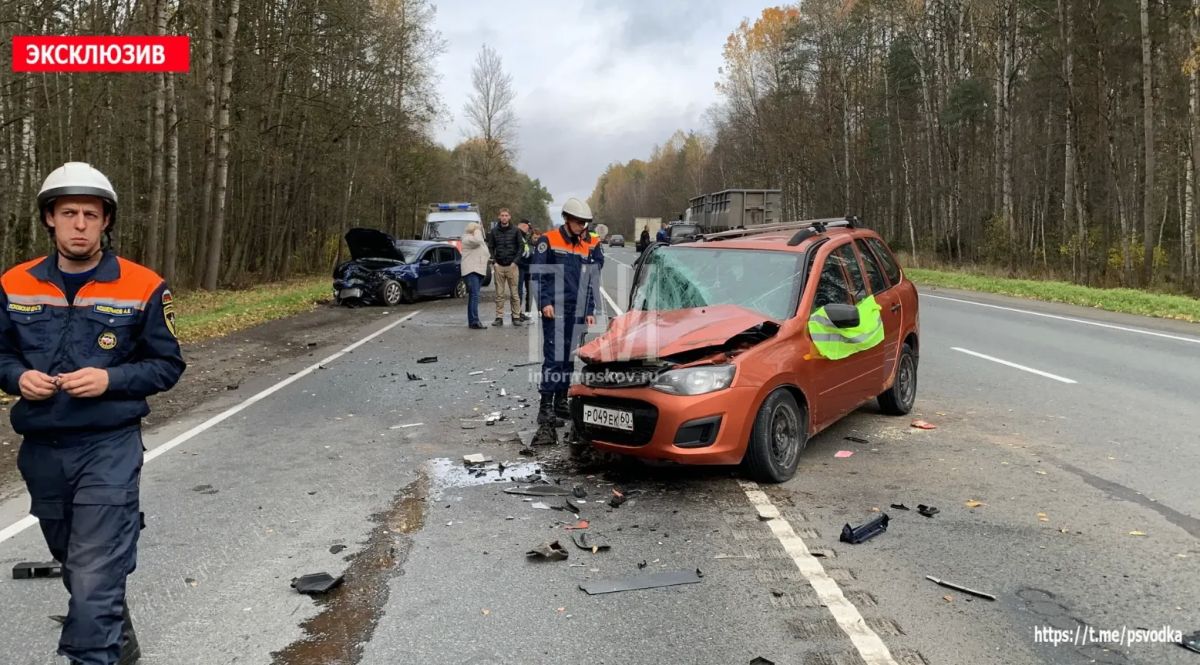 Два автомобиля столкнулись лоб в лоб на трассе Р-23 у деревни Соловьи Два автомобиля столкнулись лоб в лоб на трассе Р-23 у деревни Соловьи