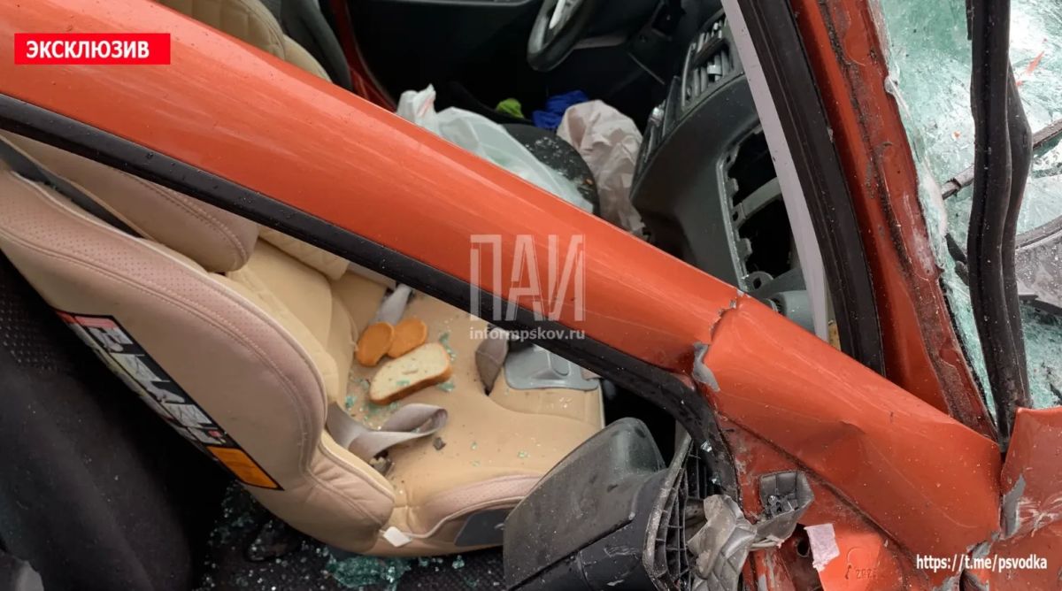 Два автомобиля столкнулись лоб в лоб на трассе Р-23 у деревни Соловьи Два автомобиля столкнулись лоб в лоб на трассе Р-23 у деревни Соловьи
