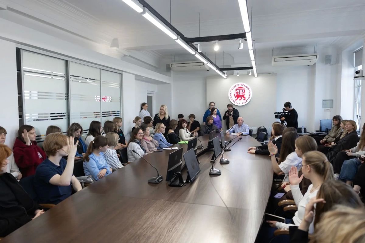 В Псковском государственном университете прошла необычная встреча: на лингвистической конференции со студентами, изучающими английский язык, пообщался Гунтис Ламбергс – американец, который в 70 лет вместе с супругой переехал... В Псковском государственном университете прошла необычная встреча: на лингвистической конференции со студентами, изучающими английский язык, пообщался Гунтис Ламбергс – американец, который в 70 лет вместе с супругой переехал...