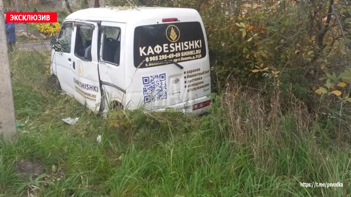 В Великих Луках, на улице Автомобильной у дома 10, водитель автомобиля Daihatsu Hijet совершил наезд на препятствие