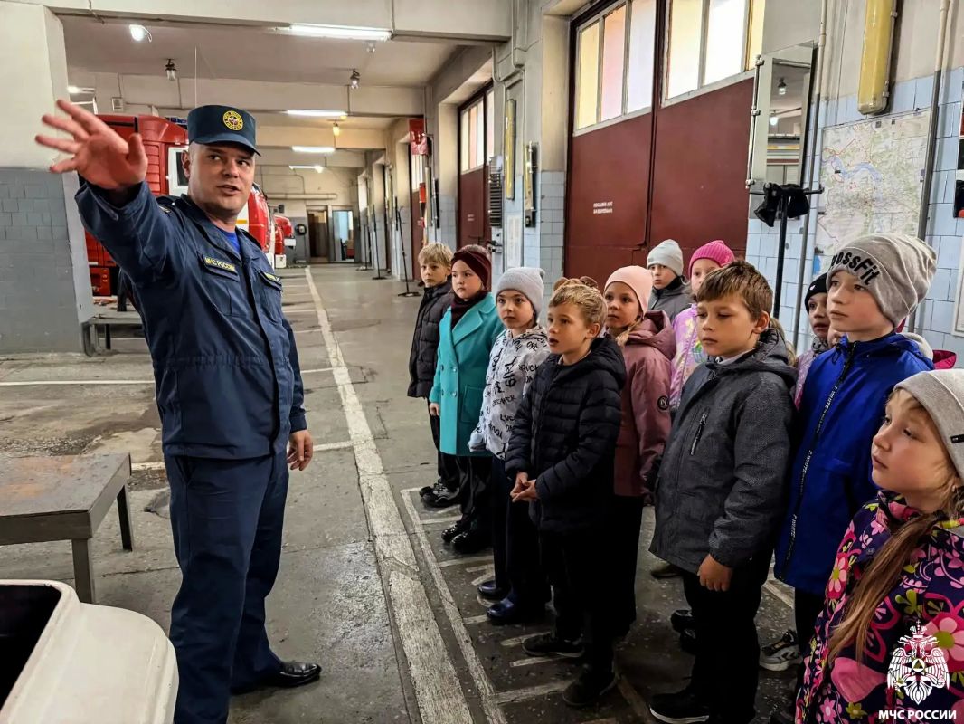 #ВгостяхУпожарных. Вчера пожарно-спасательная часть №1 распахнула свои двери для юных гостей – учеников 2 класса школы №26 ППК Псков #ВгостяхУпожарных. Вчера пожарно-спасательная часть №1 распахнула свои двери для юных гостей – учеников 2 класса школы №26 ППК Псков