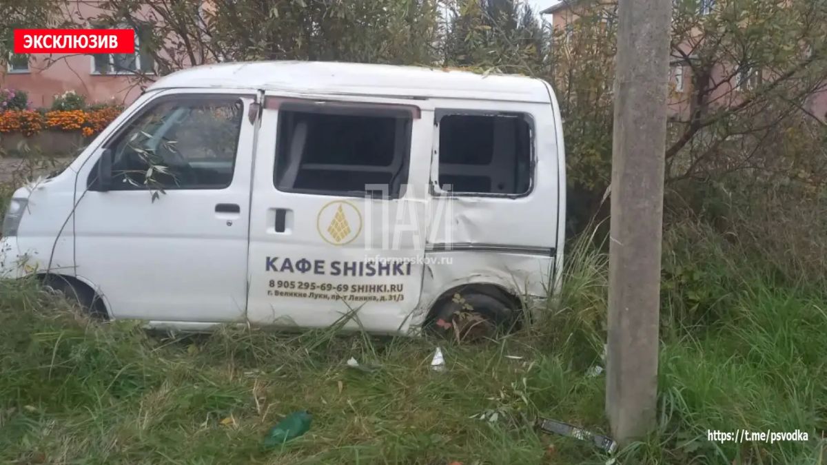 В Великих Луках, на улице Автомобильной у дома 10, водитель автомобиля Daihatsu Hijet совершил наезд на препятствие В Великих Луках, на улице Автомобильной у дома 10, водитель автомобиля Daihatsu Hijet совершил наезд на препятствие