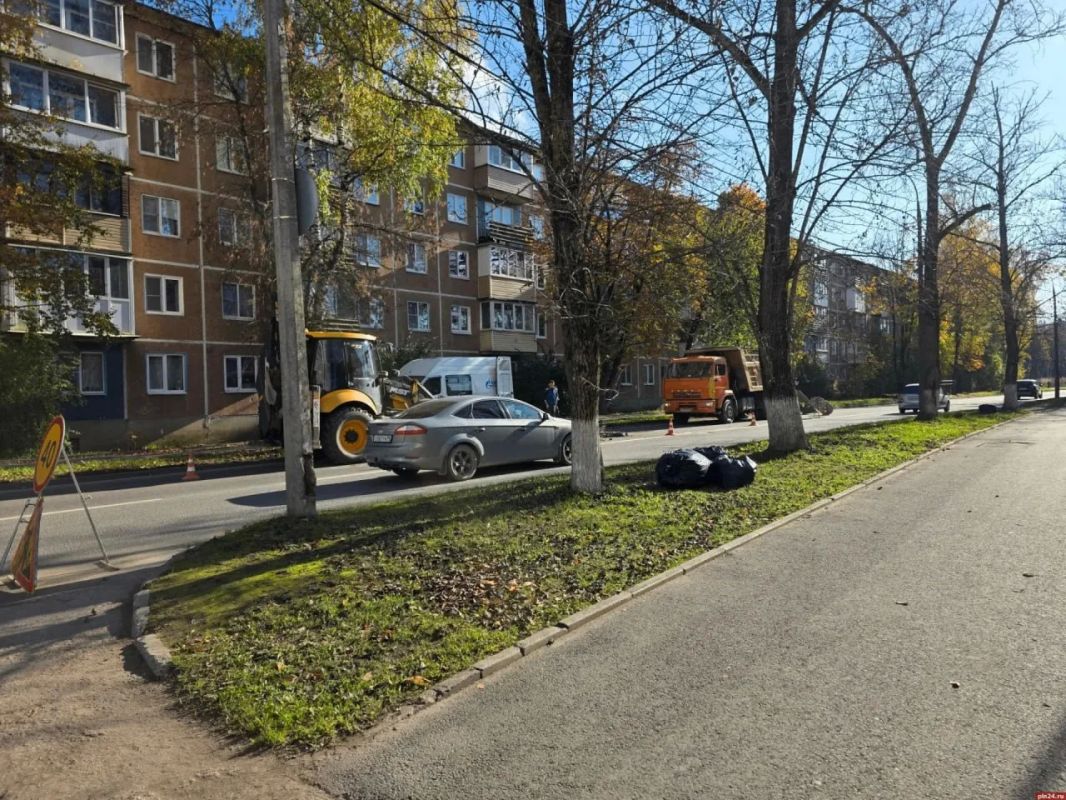 Вниманию водителей: на улице Народной в Пскове вскрыли асфальт и перекрыли полосу движения