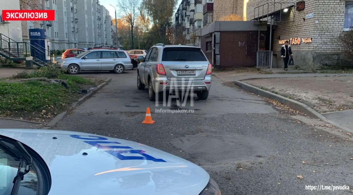 В Пскове на улице Красноармейской у дома № 33 автомобиль Lifan с женщиной зарулём сбил 77-летнюю пенсионерку В Пскове на улице Красноармейской у дома № 33 автомобиль Lifan с женщиной зарулём сбил 77-летнюю пенсионерку