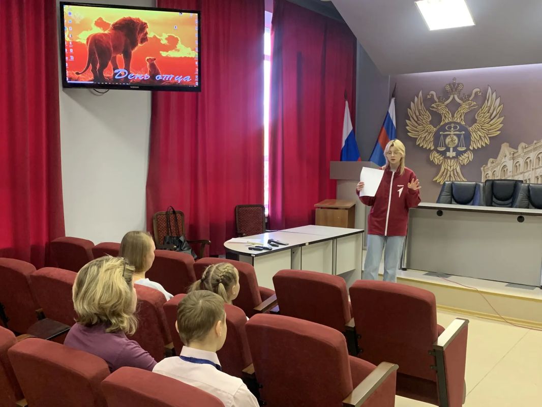 В преддверии Дня отца в рамках межведомственного взаимодействия с Движением Первых в УФК по Псковской области прошла игра «Устами младенца» В преддверии Дня отца в рамках межведомственного взаимодействия с Движением Первых в УФК по Псковской области прошла игра «Устами младенца»